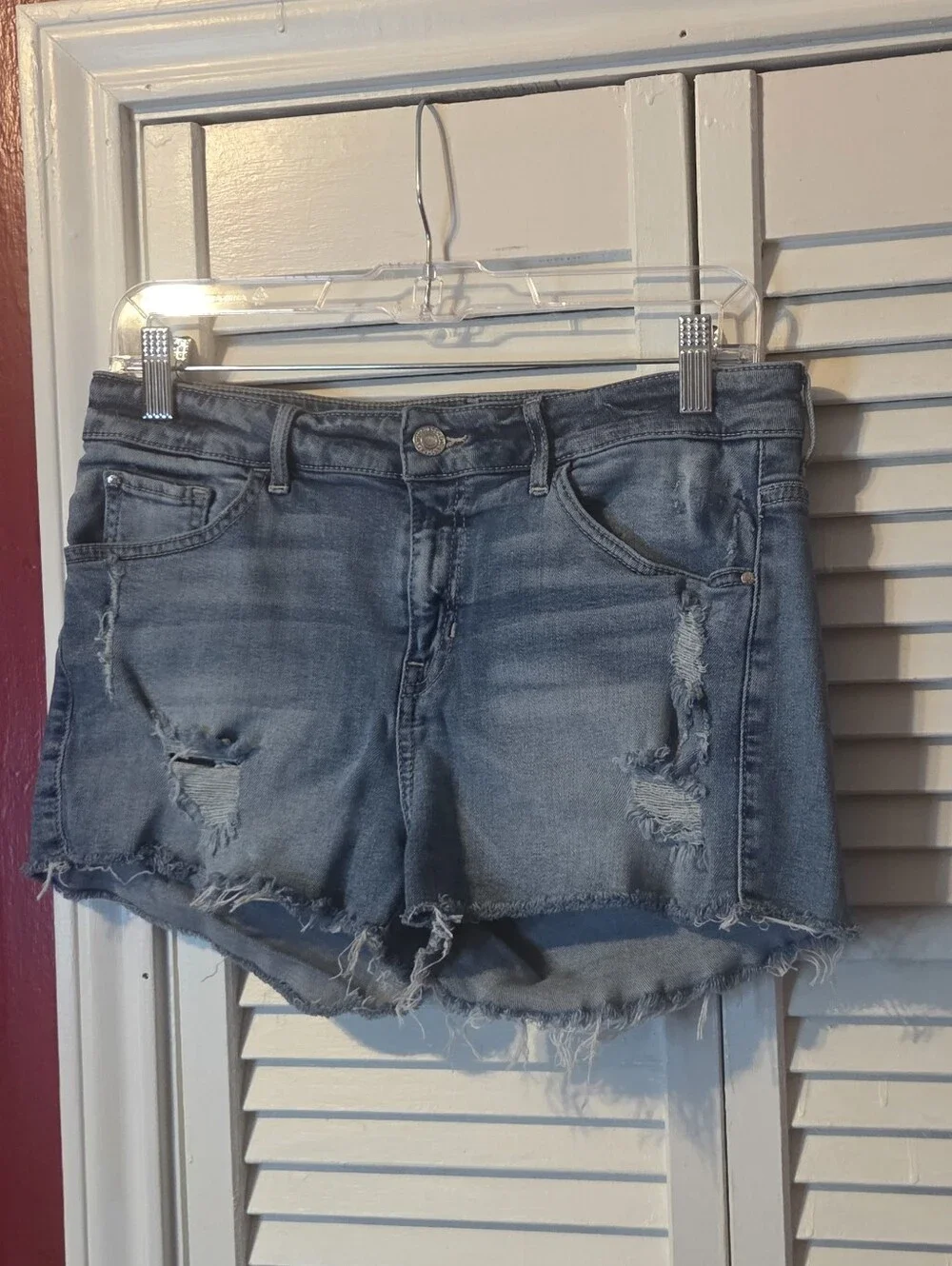 MINT CONDITION!! GUESS Distressed Denim Cut Off Shorts Size 30 Light Wash w/Logo